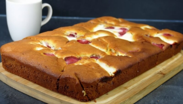 Пеку этот пирог круглый год: рецепт со сметанной заливкой, который идеален даже с замороженными ягодами