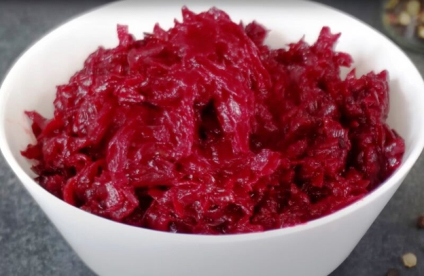 Готовлю большую кастрюлю и ставлю в холодильник. Теплый свекольный салат — закуска и намазка одновременно!