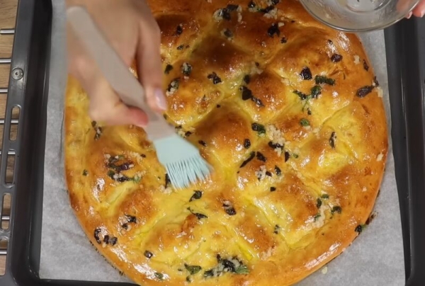 Большая пампушка с чесноком на нежном тесте с начинкой: устоять невозможно!