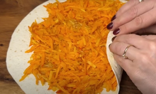 Готовим быстро и очень вкусно! Нежный сливочный рулет с яблочной и тыквенной начинкой Готовим быстро и очень вкусно! Нежный сливочный рулет с яблочной и тыквенной начинкой