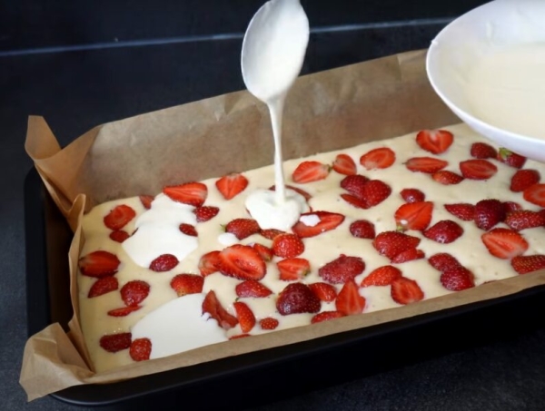 Пеку этот пирог круглый год: рецепт со сметанной заливкой, который идеален даже с замороженными ягодами