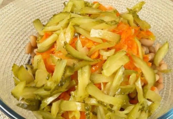 Бюджетный салат с фасолью: просто, быстро и сытно. Готовится за 3 минуты! Бюджетный салат с фасолью: просто, быстро и сытно. Готовится за 3 минуты!