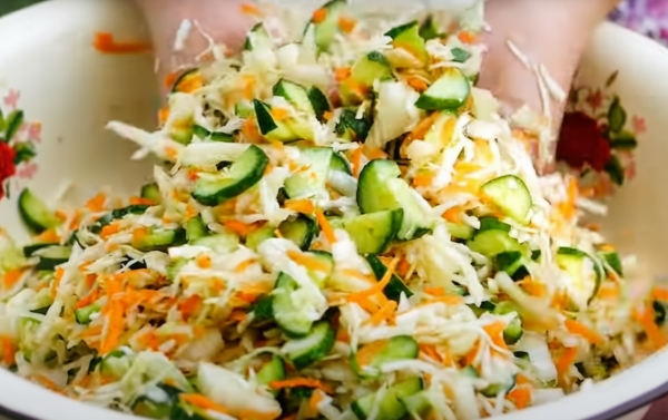 Вся семья в восторге: вкуснейший салат из капусты на зиму. Хрустит, как свежий, даже в феврале!