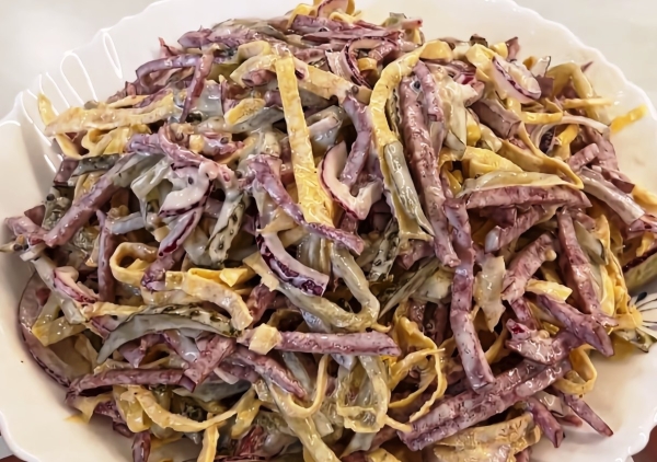 Новогодний салат «Хозяюшка». Праздничное блюдо, которое обязательно понравится всем вашим гостям!