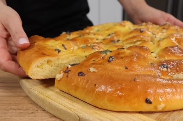 Большая пампушка с чесноком на нежном тесте с начинкой: устоять невозможно!