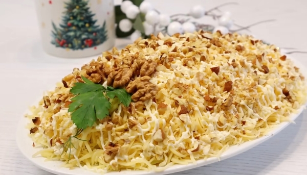 Классическая &laquo;Черепаха&raquo; в Новогоднем исполнении &mdash; салат, который тает во рту и исчезает со стола первым!