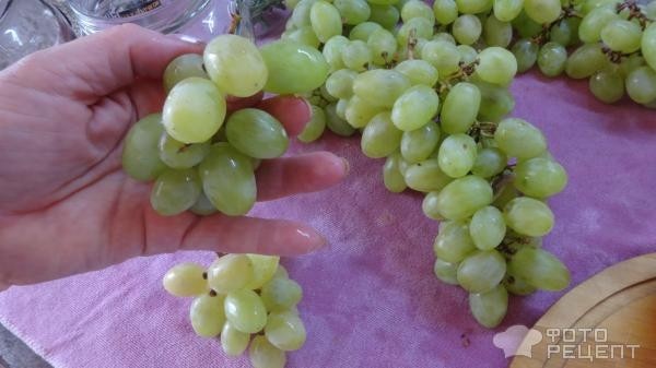 Рецепт: Виноград, консервированный в сиропе с лимоном и мятой - Очень красиво и вкусно.