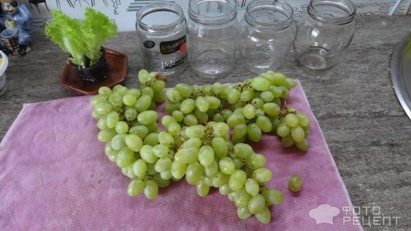 Рецепт: Виноград, консервированный в сиропе с лимоном и мятой - Очень красиво и вкусно.