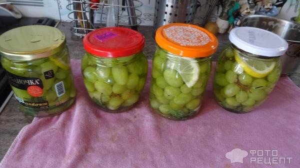 Рецепт: Виноград, консервированный в сиропе с лимоном и мятой - Очень красиво и вкусно.