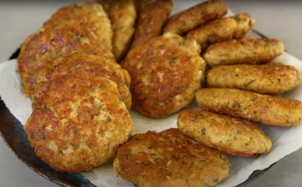 Одна сковорода, минимум усилий: ароматные рубленые котлеты из курицы, приготовленные по особому рецепту