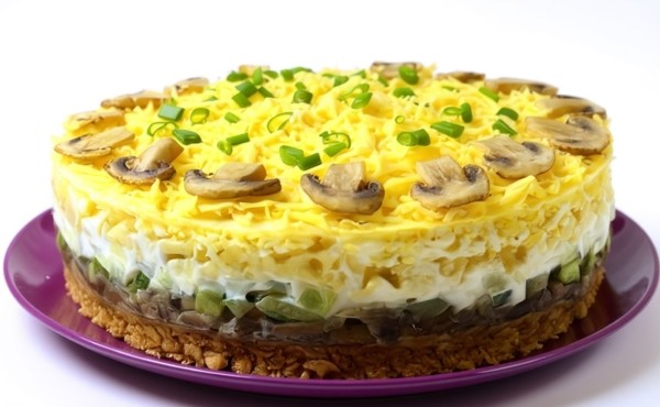 Праздничный салат, который съедают первым: сочная кислинка и хруст — попробуйте разгадать состав!