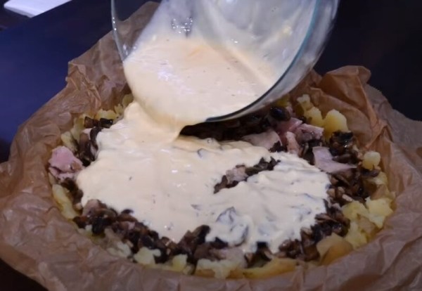 Вкуснее пиццы и проще запеканки: пирог «Жульен» с хрустящей корочкой  — вкус, от которого невозможно оторваться!