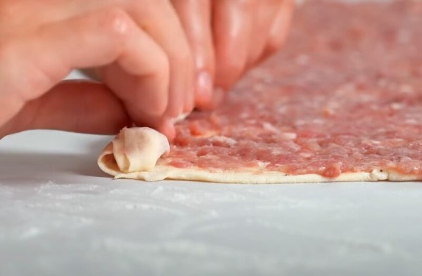 Вкуснее, чем мясная котлета: неожиданный рецепт ленивых пельменей в соусе, который вас удивит