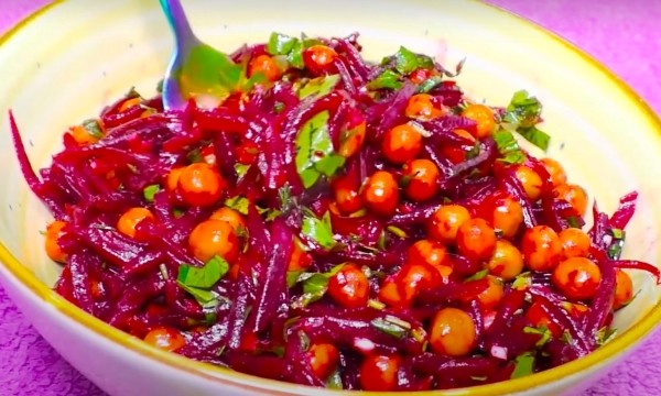 Всего 2 ингредиента, но как вкусно! Быстрый, ароматный и полезный салат со свеклой: рецепт за 5 минут