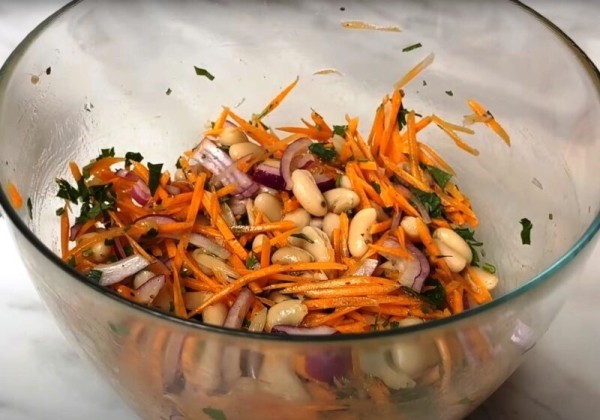 Проще не придумаешь: салат из фасоли и моркови становится фаворитом даже на праздничном столе