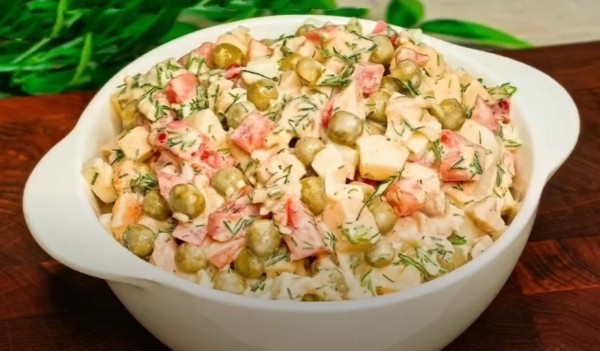 Идеальный салат для тех, кто устал от оливье: сытный и бесподобно вкусный рецепт с куриной грудкой