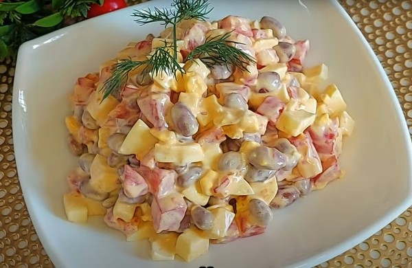 Банка фасоли и 2 минуты. Готовим быстрый салат «Фиеста» — всего 4 простых продукта, а как вкусно!