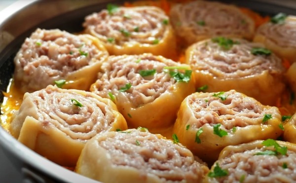 Вкуснее, чем мясная котлета: неожиданный рецепт ленивых пельменей в соусе, который вас удивит