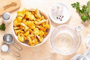 Маринованные лисички с чесноком