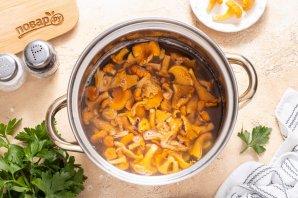 Маринованные лисички с чесноком