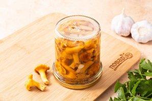 Маринованные лисички с чесноком