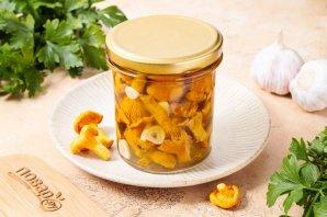 Маринованные лисички с чесноком