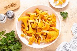 Маринованные лисички с чесноком