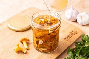 Маринованные лисички с чесноком