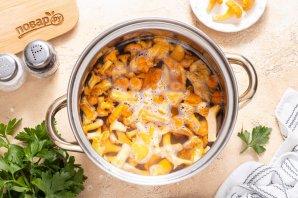 Маринованные лисички с чесноком