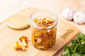 Маринованные лисички с чесноком