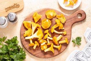 Маринованные лисички с чесноком