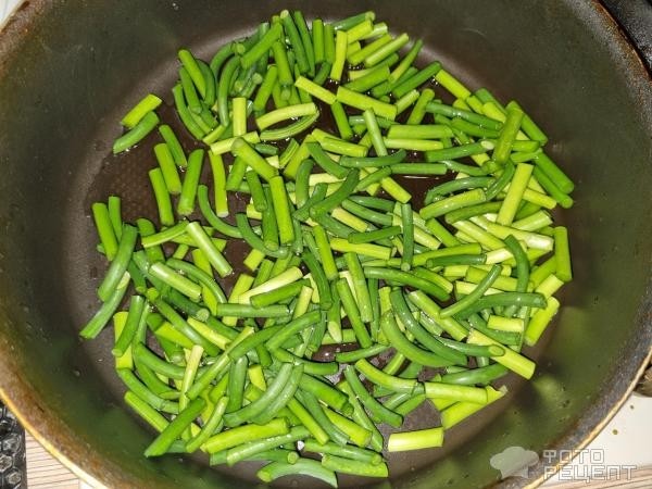 Рецепт: Яичница с чесночными стрелками - Вкуснятина из подножного корма