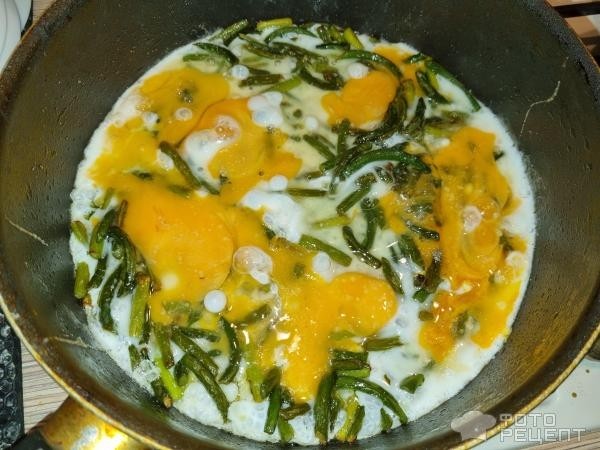 Рецепт: Яичница с чесночными стрелками - Вкуснятина из подножного корма