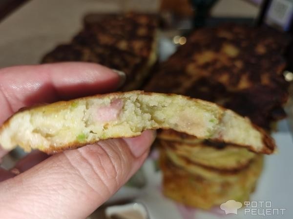 Рецепт: Оладьи из кабачков с чесноком - На блинной муке с колбасой