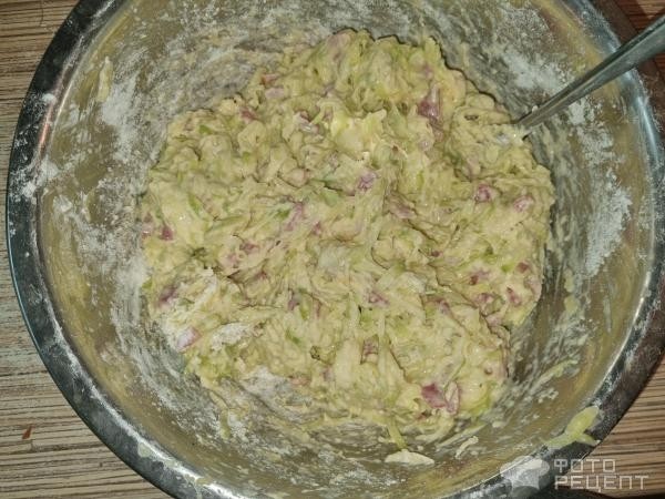 Рецепт: Оладьи из кабачков с чесноком - На блинной муке с колбасой
