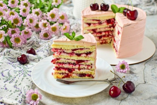 Торт "Молочная девочка" с вишней