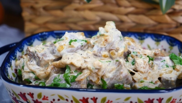 Нежнее, чем вы представляли: говяжий язык в сливках — неожиданная звезда вашего праздничного стола