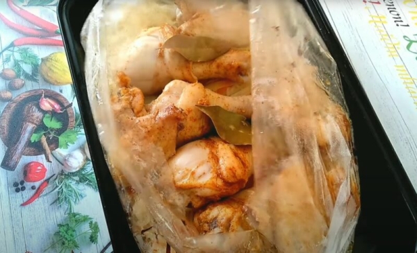 Гарнир и мясо в одном блюде: капуста с курицей в рукаве — идеальный вариант ужина в будний день! Гарнир и мясо в одном блюде: капуста с курицей в рукаве — идеальный вариант ужина в будний день!