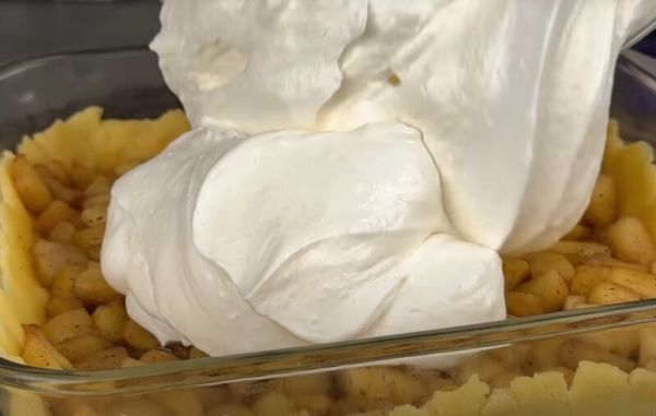 Забудьте о шарлотке! Рецепт роскошного пирога с кремовой прослойкой и карамельным настроением Забудьте о шарлотке! Рецепт роскошного пирога с кремовой прослойкой и карамельным настроением