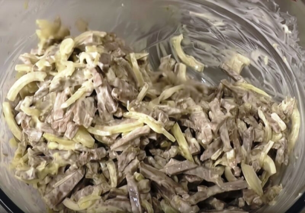 Салат »Елена» — деликатес для праздника всего из двух продуктов. Сочетание, которое вас удивит