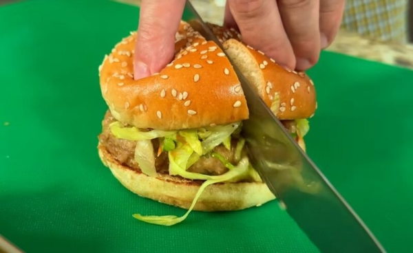 Фирменный рецепт: домашний бургер с хрустящим салатом и сочной котлетой, которая не разваливается! Фирменный рецепт: домашний бургер с хрустящим салатом и сочной котлетой, которая не разваливается!