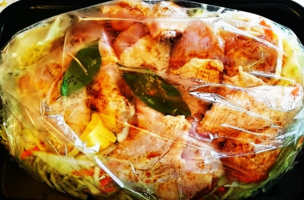 Гарнир и мясо в одном блюде: капуста с курицей в рукаве — идеальный вариант ужина в будний день! Гарнир и мясо в одном блюде: капуста с курицей в рукаве — идеальный вариант ужина в будний день!
