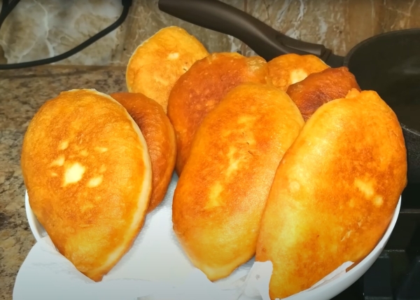 Пузырчатые пирожки с хрустящей корочкой — на второй день еще вкуснее! Самый простой и удачный рецепт