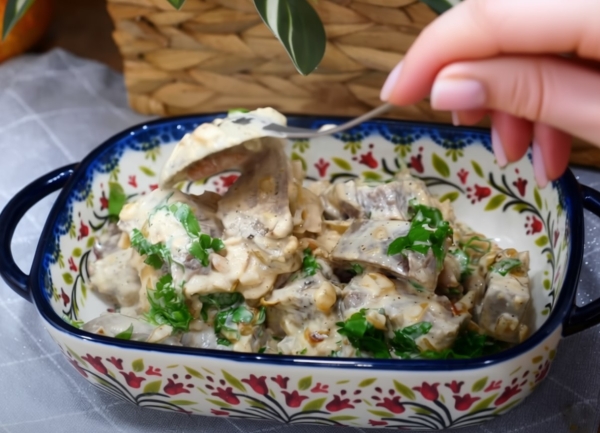 Нежнее, чем вы представляли: говяжий язык в сливках — неожиданная звезда вашего праздничного стола