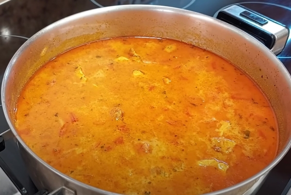 Лёгкий, но невероятно насыщенный: суп с курицей, сельдереем и куркумой. Густой, без бульона, но с мясом!