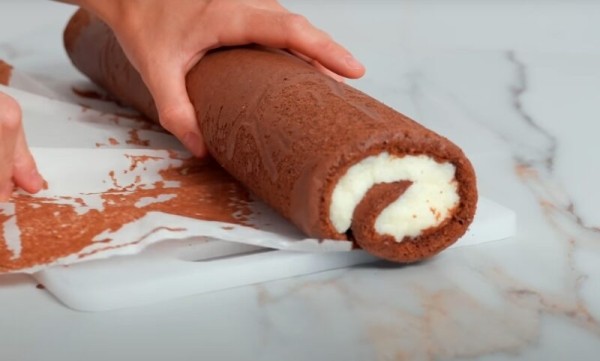 Обалденно вкусный десерт! Шоколадный рулет с кокосовой начинкой — как «Баунти», только лучше и свежеиспечённый