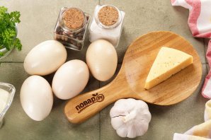 Яйца, фаршированные сыром и чесноком Яйца, фаршированные сыром и чесноком