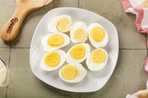 Яйца, фаршированные сыром и чесноком Яйца, фаршированные сыром и чесноком