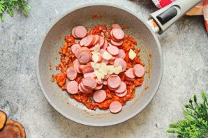 Капустная солянка с сосиской Капустная солянка с сосиской