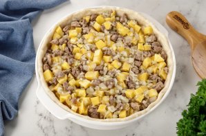 Простой мясной пирог с картошкой